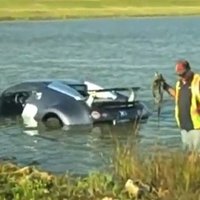 Vairāk kā miljonu vērts 'Bugatti Veyron' iebrauc sālsūdens lagūnā