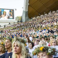 Foto: Tūkstošiem cilvēku pulcējas Lietuvas simtgades Dziesmu svētku noslēguma koncertā