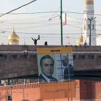 Около Кремля вывешен баннер с Путиным за решеткой