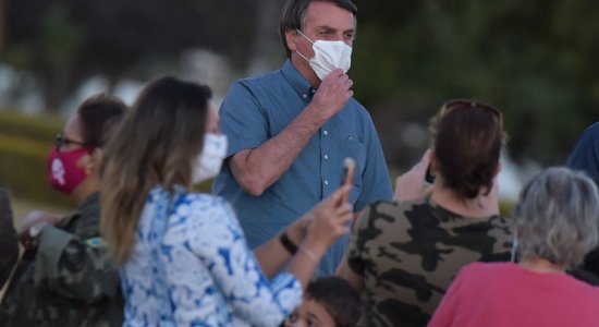 Neraugoties uz pozitīvo Covid-19 testu, Bolsonaru dodas izbraucienā un tērzē ar strādniekiem