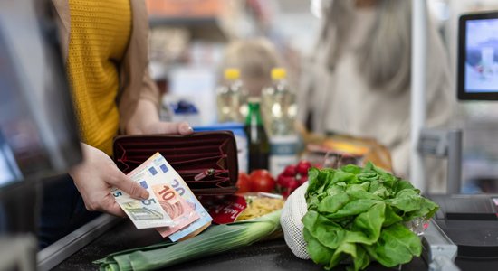 Latvijā pārtikas cenām vajadzētu saglabāties pašreizējā līmenī, saka Gulbe