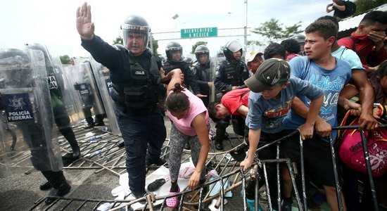 Migrantu karavānu uz Gvatemalas robežas aptur Meksikas policija