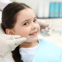 Bērnu zobārstniecībā pieejama valsts apmaksāta zobu pārklāšana ar silantiem un fluorlaku