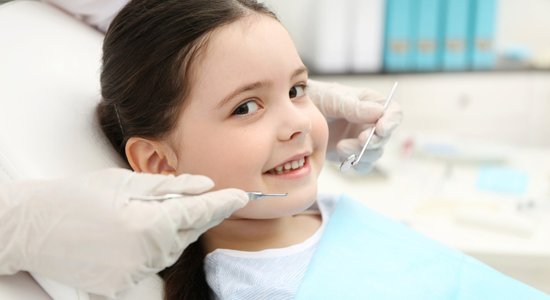Bērnu zobārstniecībā pieejama valsts apmaksāta zobu pārklāšana ar silantiem un fluorlaku