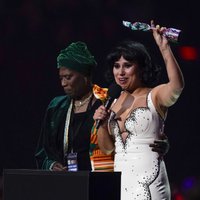 'Brit Awards' ceremonijā triumfē dziedātāja Raye