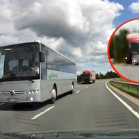 Video: Uz Liepājas šosejas jau atkal autobuss pārgalvīgi apdzen