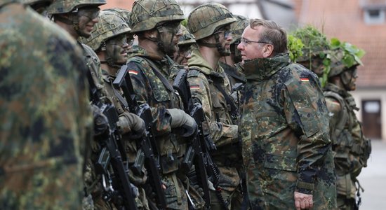 Министр обороны ФРГ предложил вернуть срочную военную службу