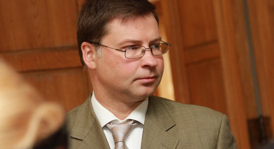 Darbaspēka nodokļu samazināšanas solījumus varētu pārskatīt, pieļauj Dombrovskis