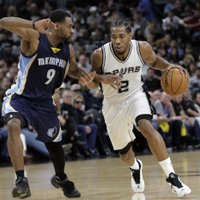 'Spurs' un 'Hawks' izcīna pārliecinošas uzvaras NBA izslēgšanas spēlēs