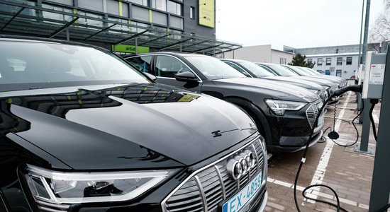 Deviņus gadus veci elektroauto un jauni 'Audi' – kādas automašīnas ir valsts uzņēmumos