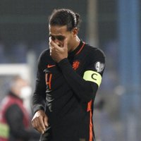 Nīderlandes futbolisti 'paklūp' Melnkalnē; Francija un Beļģija kvalificējas finālturnīram