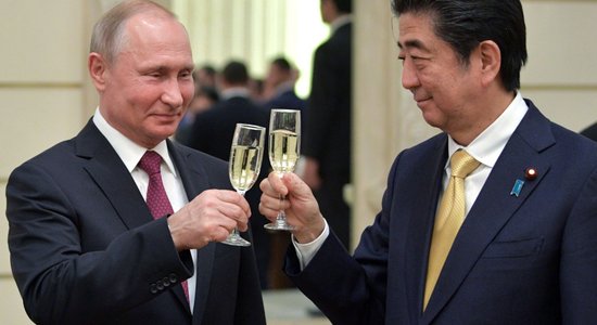 Putins un Abe apsprieduši Kuriļu salu jautājumu