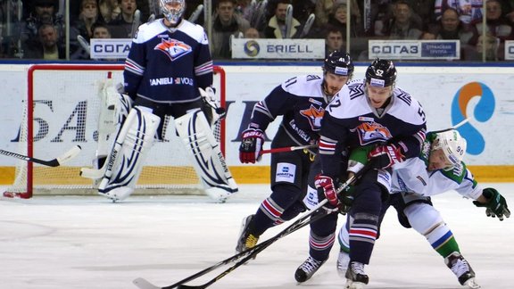 Metallurg goalie Vasily Koshechkin, Tomas Filippi and Sergey Tereshchenko, Salavat Yulaev Anton Lazarev