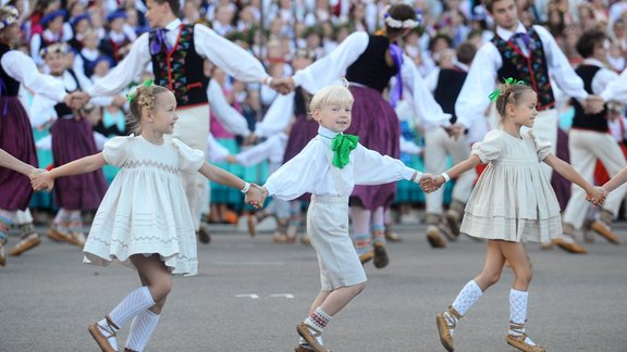Sešas "Varavīksnes" un 1018 dzimšanas dienas. Skolēnu dziesmu svētki skaitļos