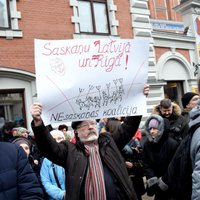 'Rokas nost no Rīgas domes!' – 'Saskaņas' sapulce noslēdzas ar bungām un bez incidentiem