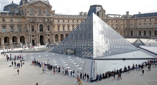Draudu dēļ evakuē Luvras muzeja un Versaļas pils apmeklētājus