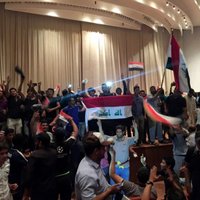 Protestētāji Bagdādē ielaužas 'Zaļajā zonā' un izdemolē parlamentu