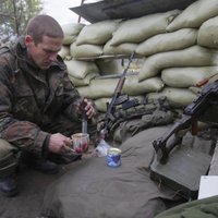 Ar triecienšautenēm pret tankiem: pamestā kontrolpunkta liktenis draud arī citām ukraiņu pozīcijām