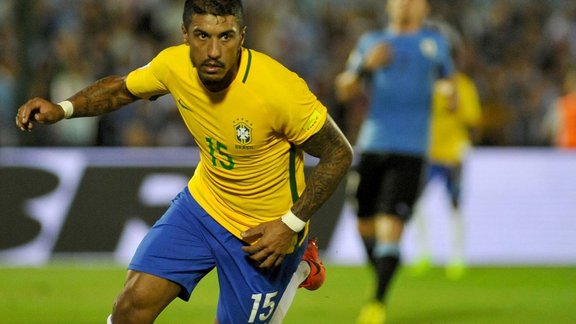 Brazil s midfieler Paulinho 