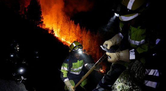 Foto: Tenerifē postošo savvaļas ugunsgrēku dēļ evakuēti vairāki tūkstoši cilvēku