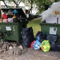 Ielu remonts Rīgā: atkritumu vedēji nedēļām nevar iztīrīt konteinerus