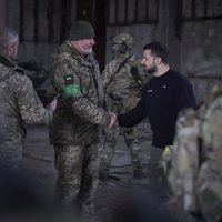 Video: Zelenskis apciemojis Ukrainas aizstāvjus pie Bahmutas frontes