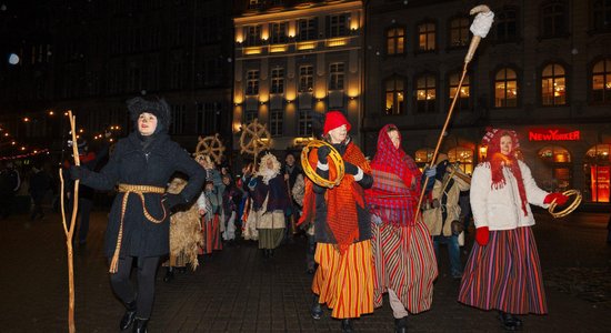 Foto: Maskās tērpti svinētāji Rātslaukumā sadedzina bluķi