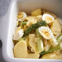 Sparģeļu, olu un jauno kartupeļu salāti ar trifeļu mērci