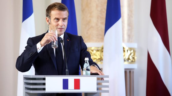 Pa pēdām Makronam. Vai arī Latvijā plāno aizliegt pusaudžiem lietot sociālos medijus