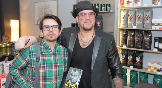 Foto: Kivičs tiekas ar faniem un paraksta savu jauno grāmatu