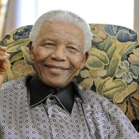 Nelsonam Mandelam aprit 95 gadi
