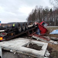 ФОТО: На рижской окружной перевернулся грузовик – движение восстановлено