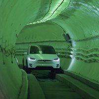 Video: Īlons Masks demonstrē metro tuneli bezpilota automobiļiem