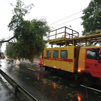 ФОТОПОДБОРКА: Полная картина последствий сильной грозы в Риге