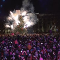 Foto: Ar dzirkstošu ballīti iedegta Liepājas galvenā egle