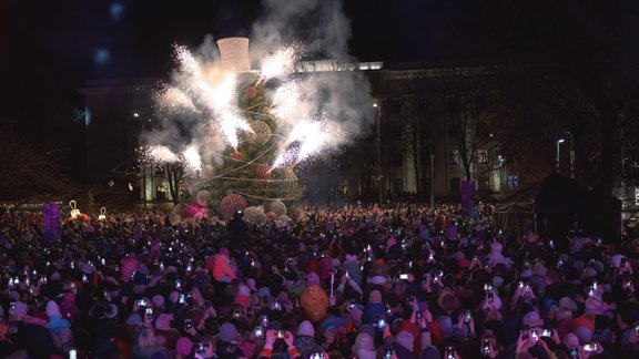 Foto: Ar dzirkstošu ballīti iedegta Liepājas galvenā egle