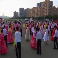 Video: Ziemeļkorejas jaunatne dejo par godu vadonim