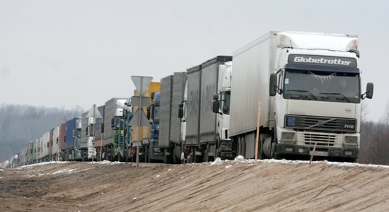 Trīs robežkontroles punktos uz Latvijas robežas rindā stāv vairāk nekā 1000 kravas auto