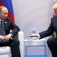 Пользователи соцсетей сравнили рукопожатие Путина и Трампа со сценой из "Карточного домика"