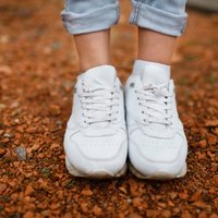 Balti apavi – spožums vai posts? Kā tos 'reanimēt' pēc laipošanas starp peļķēm