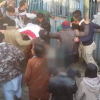 Video: Nikns pūlis Kabulas centrā nežēlīgi nolinčo sievieti