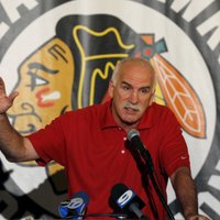 'Blackhawks' atbrīvo ilggadējo galveno treneri Kvīnvilu