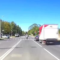 Водитель BMW: Это были пешеходы на переходе?! Я думал - конусы для "змейки" (видео)