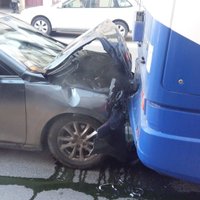 Rīgā uz Brīvības ielas automašīna ietriekusies trolejbusā