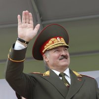 Лукашенко приказал наладить производство вертолетов и танков