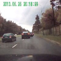 ВИДЕО: Как водитель BMW X6 на дороге в "шашки" играл