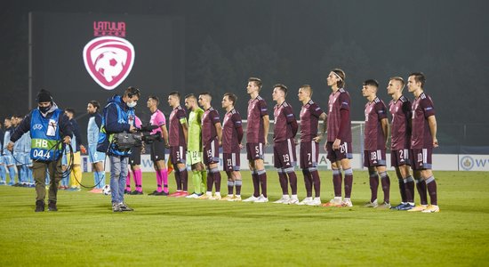 Latvijas futbola izlasē viens spēlētājs saslimis ar Covid-19; diviem apšaubāmi testa rezultāti