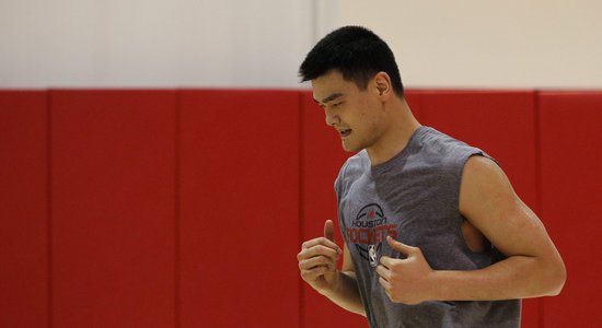 NBA ķīniešu milzis Jao Mins izvēlēts uzņemšanai basketbola Slavas zālē