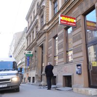 Savā kāpņutelpā Rīgā sašauts 'kompromat.lv' žurnālists Jākobsons; dzīvībai briesmas nedraudot