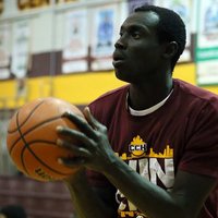 Basketbolists melo par savu vecumu un 29 gados spēlē vidusskolas komandā